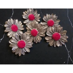 Windrose 6 Serviettenringe Daisy mit silberfarbigen Blättern und pinkfarbenem Blütenstempel
