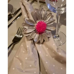 Windrose 6 Serviettenringe Daisy mit silberfarbigen Blättern und pinkfarbenem Blütenstempel