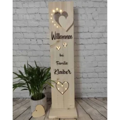 Gartenkugeln & -Stelen^Klaiber Michaela beleuchtetes personalisiertes Willkommen Schild  aus Holz Geschenk mit Namen Stele Aufsteller