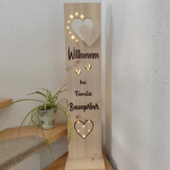 Gartenkugeln & -Stelen^Klaiber Michaela beleuchtetes personalisiertes Willkommen Schild  aus Holz Geschenk mit Namen Stele Aufsteller