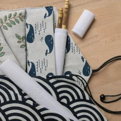 Besteck^ArtisanGifts Essstäbchen personalisiert mit Etui – Geschenk für sie und ihn, Sushi Stäbchen mit Motiv, Japan Geschenk für die Küche