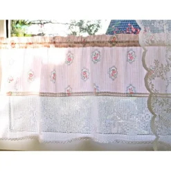 Barosa Gardine, Scheibengardine mit rosa Rosen und gehäkelter Borte in weiß - Handarbeit