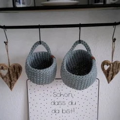Utensilos & Körbchen^ViasHomeDecor Gehäkelter Hängekorb – 2 Größen für Wand, Flur & Camper