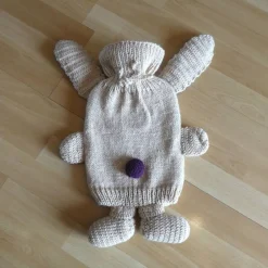 Clearance CreativBaer Gestrickter Wärmflaschenbezug - Hase - beige-lila - inkl.Wärmflasche