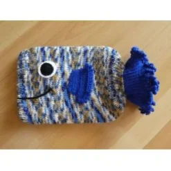 Best CreativBaer Gestrickter Wärmflaschenbezug - Fisch - beige-blau