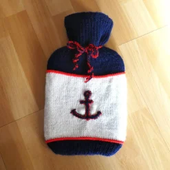 Wärmflaschen^CreativBaer Gestrickter Wärmflaschenbezug - Motiv Anker inkl. Wärmflasche