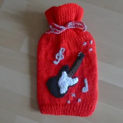 Wärmflaschen^CreativBaer Gestrickter Wärmflaschenbezug - Motiv Gitarre inkl. Wärmflasche