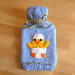 Wärmflaschen^CreativBaer Gestrickter Wärmflaschenbezug - Motiv  Küken in Eierschale inkl. Wärmflasche