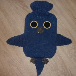 Clearance CreativBaer Gestrickter Wärmflaschenbezug - Hyazinthara - blau, inkl. Wärmflasche