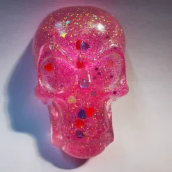 Alarnas Welt Glitzernder Totenkopf aus Resin – 4 cm