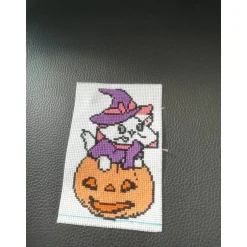 Anjas Kreationen Handgefertigtes Stickbild mit süßem Halloween Motiv, inklusive schwarzem Rahmen