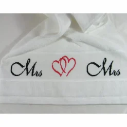 Anja Kleint Kreuzstichmanufaktur handgesticktes Handtuch Mrs + Mrs weiß oder schwarz mit Herz Geschenk zur Hochzeit von zwei Frauen
