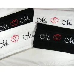Anja Kleint Kreuzstichmanufaktur handgesticktes Handtuch Mrs + Mrs weiß oder schwarz mit Herz Geschenk zur Hochzeit von zwei Frauen