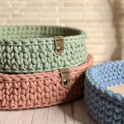 Verzückt & Verplottet Häkelkorb 27 cm/ Brotkorb gehäkelt / Korb mit Holzboden / Dekoratives Tablett / Deko Korb