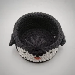Körbe^ViasHomeDecor Häkelkorb mit Pinguin-Gesicht – Aufbewahrungskorb Kinderzimmer, Geschenkkorb Geburt & Taufe