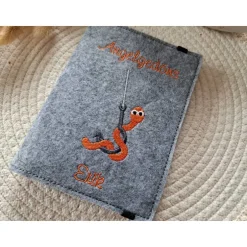 UnVergleichliches Hülle / Etui für den Angelpass / Angelschein Angler personalisierbar mit Namen  Petri Heil