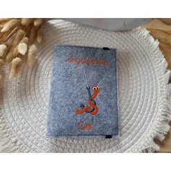 UnVergleichliches Hülle / Etui für den Angelpass / Angelschein Angler personalisierbar mit Namen  Petri Heil