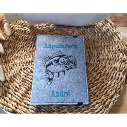 UnVergleichliches Hülle / Etui für den Angelpass / Angelschein Angler personalisierbar mit Namen  Petri Heil