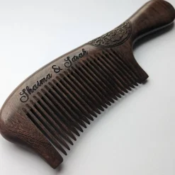 ArtisanGifts Kamm mit Stiel – Holzkamm personalisiert & graviert – Geschenk für Männer, Frauen und Kinder – Bartkamm aus Holz