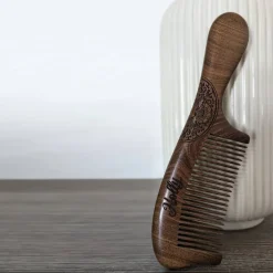 ArtisanGifts Kamm mit Stiel – Holzkamm personalisiert & graviert – Geschenk für Männer, Frauen und Kinder – Bartkamm aus Holz