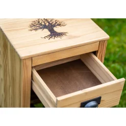 green4upcycle Kleiner Weinschrank aus altem Nachtschränkchen, für 6 Flaschen, mit Schublade & handgebranntem Baum, upcycle, Rustikal