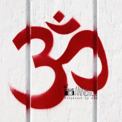 ANNblick Fotokunst by Ann Om Wandbild zur Meditation und zur Dekoration im Yoga Raum in Rot-Weiß, Fine Art Print in den Größen 13 x 13 cm + 20 x 20 cm