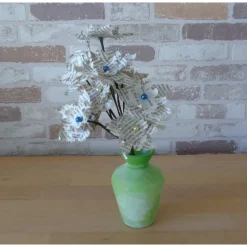 Büchertruhe Papierblumen Sternblütenstrauß mit gelben und blauen Perlen aus Buchseiten – Handgemachtes Geschenk