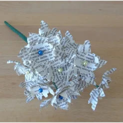 Büchertruhe Papierblumen Sternblütenstrauß mit gelben und blauen Perlen aus Buchseiten – Handgemachtes Geschenk