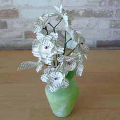 Büchertruhe Papierblumenstrauß aus Buchseiten – Handgemachte 5-blättrige Papierblüten als Geschenk & Dekoration