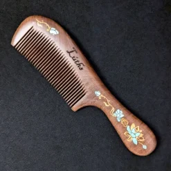 Haarkämme^ArtisanGifts Personalisierter Holzkamm mit Stiel - Echtholz Kamm mit handbemalter Gravur - Haarpflege Geschenk aus Sandelholz
