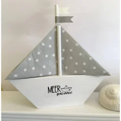 Strandgutlädchen Serviettenständer/Serviettenhalter, Segelschiff aus Holz, weiß lasiert,  mit Servietten und Wimpeln