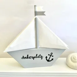 Strandgutlädchen Serviettenständer/Serviettenhalter, Segelschiff aus Holz, grau lasiert,  mit Servietten und Wimpeln