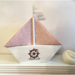 Strandgutlädchen Serviettenständer/Serviettenhalter, Segelschiff aus Holz, weiß lasiert,  mit Servietten und Wimpeln