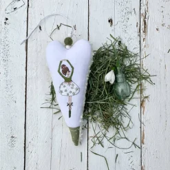 Bachbienchen Stoffherz Schneeglöckchenelfe – Handgemachtes Dekoherz in Grün & Altweiß mit Stickerei