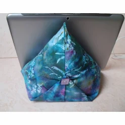 Best Sockenstricksucht1 Tablet-Kissen, Batikstoff, Tabletstütze, Tablethalter, in lila- blauem Batikstoff