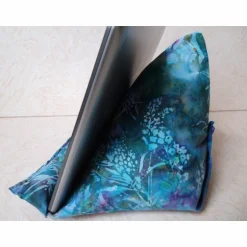 Best Sockenstricksucht1 Tablet-Kissen, Batikstoff, Tabletstütze, Tablethalter, in lila- blauem Batikstoff