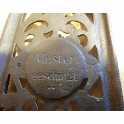 Deko-Objekte^CottageFurnitures Untersetzer für Bügeleisen Antik 1890 Abstellständer Eisenständer Topfständer Trivet Eisen Gusseisen Landhaus Cottage De
