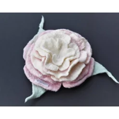 Chrijou Wunderschöne große Dekofilzblüte in zarten Pastelltönen aus feinster Wolle und Seide gearbeitet
